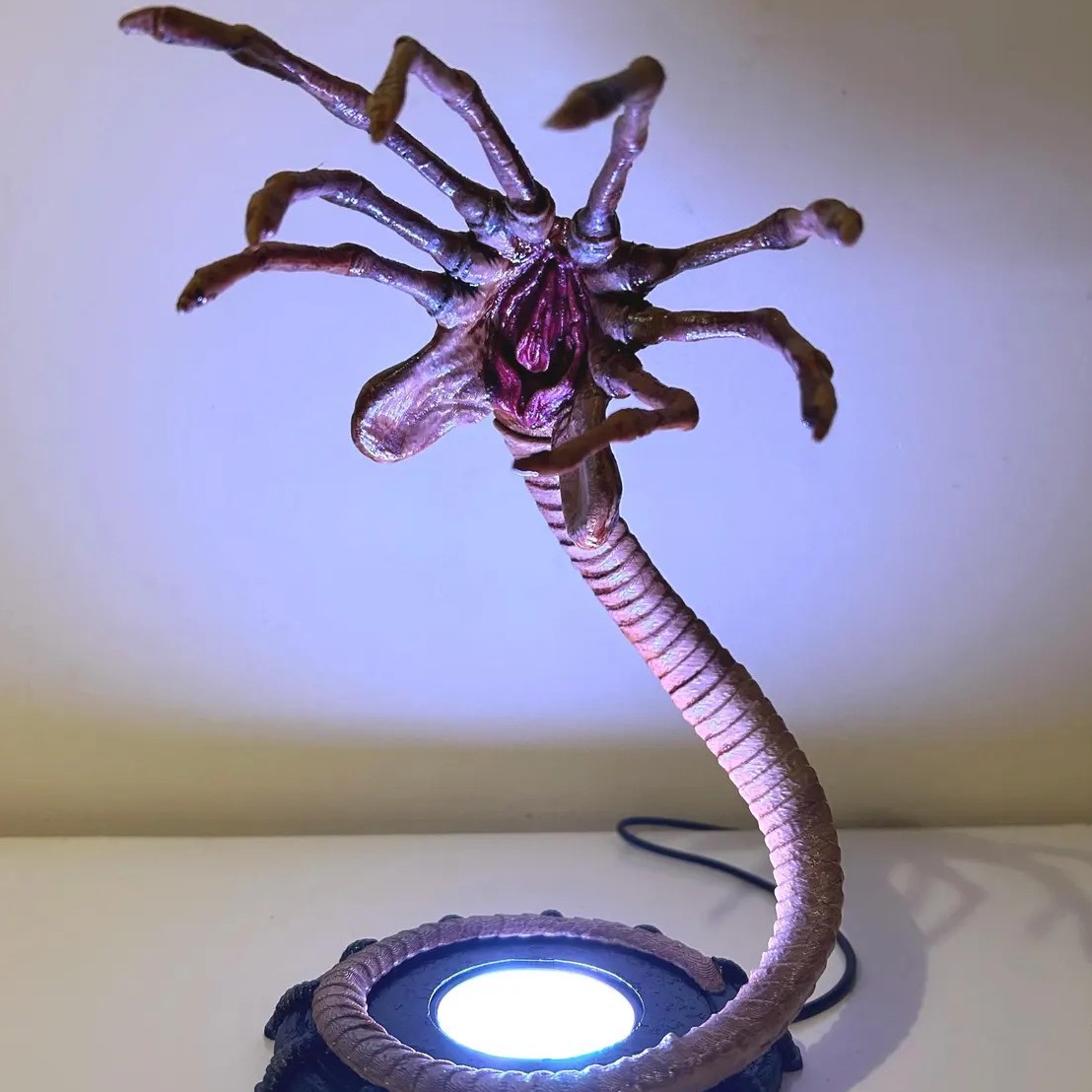 Lampe Alien Facehugger, veille - Home Decor Light avis et prix