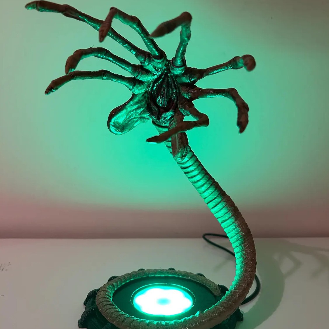 Lampe Alien Facehugger, veille - Home Decor Light avis et prix